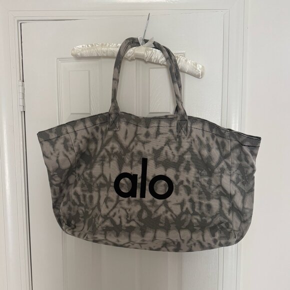 ALO Yoga Handbags - NWT Alo Yoga Oversized Tote Bag